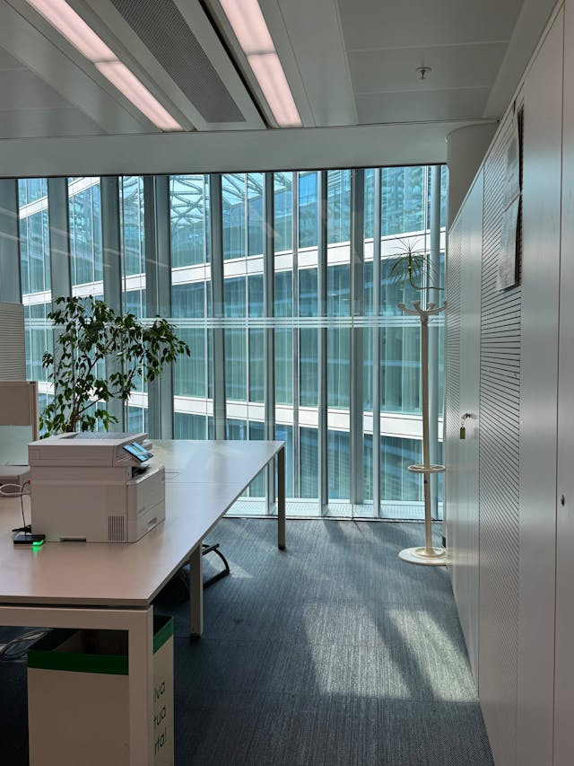 Office Commercial deep cleaning London for desks, floors and work areas